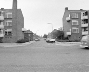 53017 Gezicht in de De Bazelstraat te Utrecht, vanaf de Burgemeester Norbruislaan (voorgrond), uit het noordoosten.